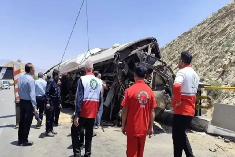 واژگونی اتوبوس در مسیر مشهد جان ۲۲ نفر را گرفت؛ مرگبارترین حادثه رانندگی سال رقم خورد